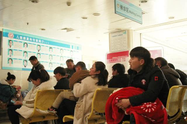 郑州多家医院儿科门诊患者骤增 就诊高峰或将持续一周