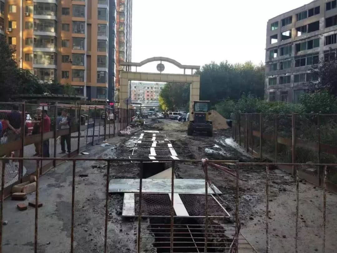 道外滨江新城小区门前，施工突然塌方，一人仍在抢救中