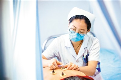 中国注册护士总数超过400万护理服务：护“身”更护“心”
