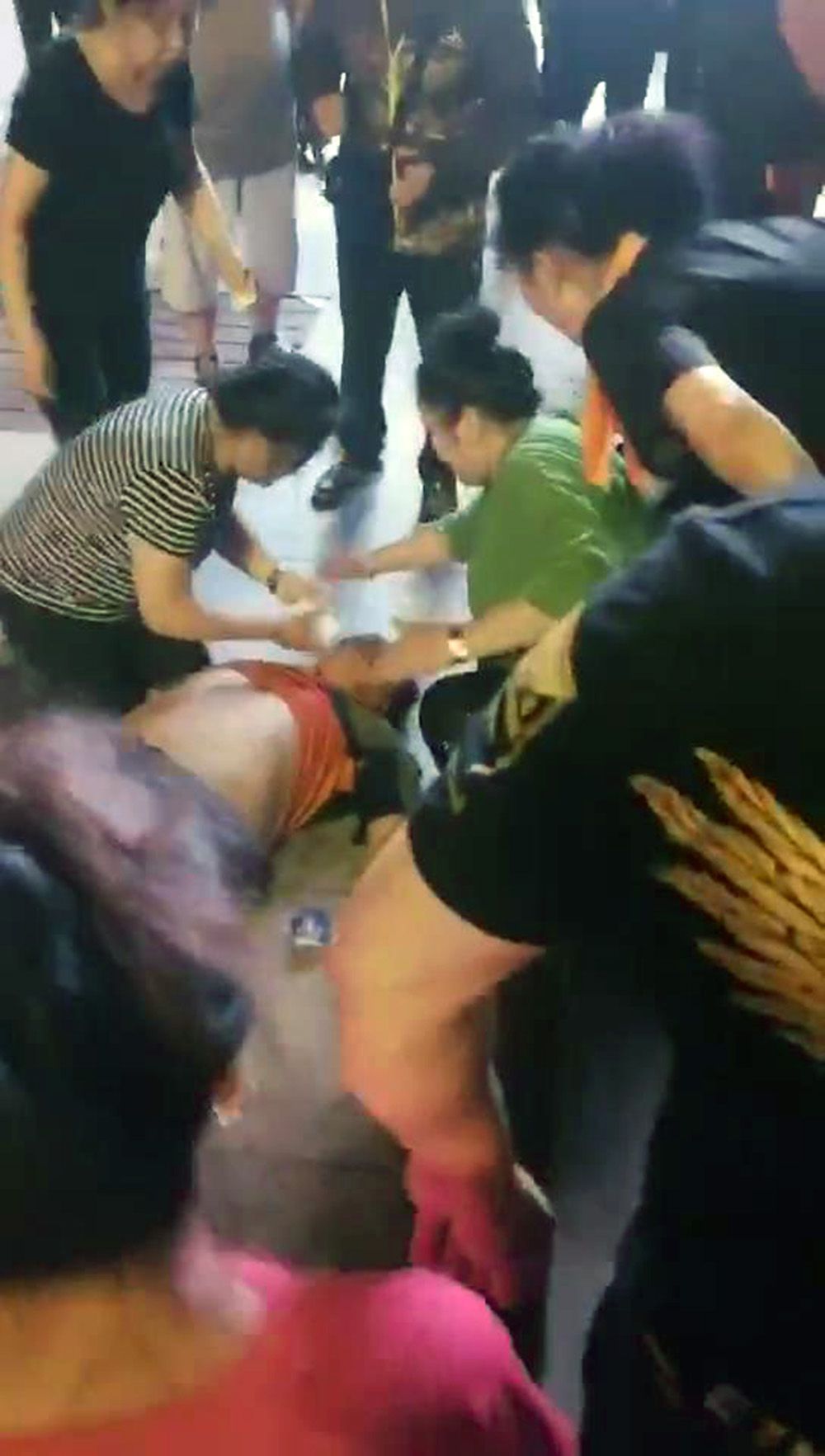 吉林市一男子在广场突然猝死 跳舞仨护士接力急救