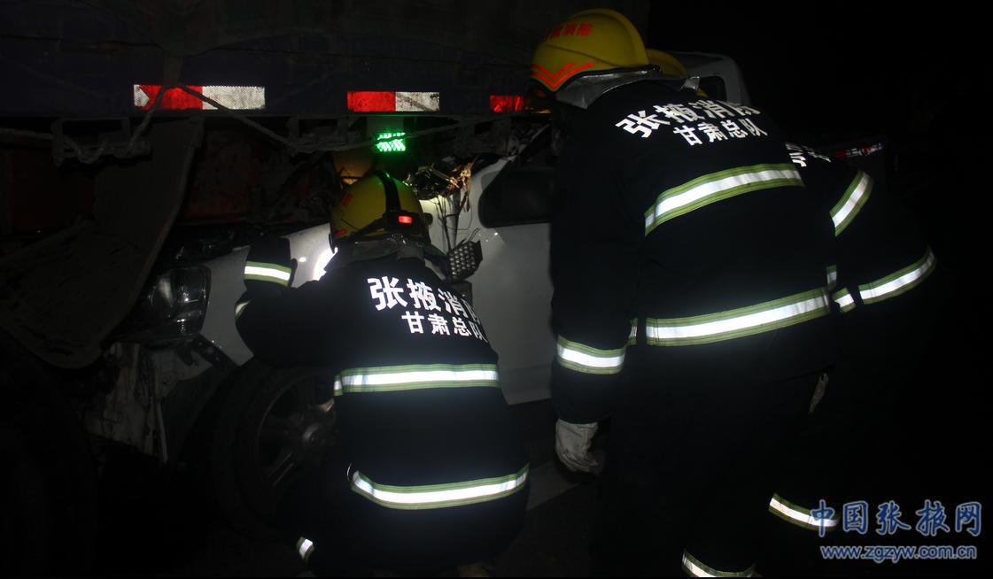 货车追尾一人被困 临泽消防紧急救援
