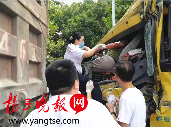 【暖新闻】烈日下急诊护士爬上“滚烫车辆”，为被卡司机输液