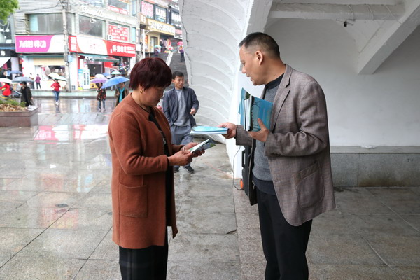 动力科副主任陈光明在给市民发放辐射安全宣传资料