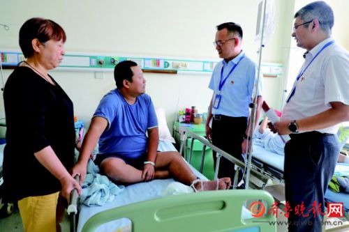 袁鹍住院治疗期间,济宁市退役军人事务局的工作人员前来看望。