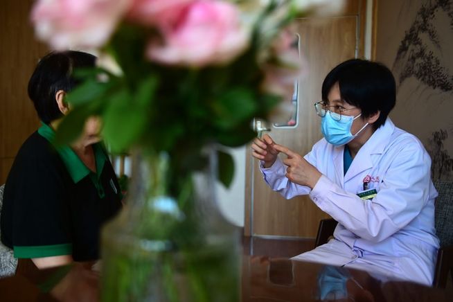 　　河北省沧州市人民医院安宁疗护科主任郭艳汝为新来的一位患者进行心理疏导。 （王民/摄）